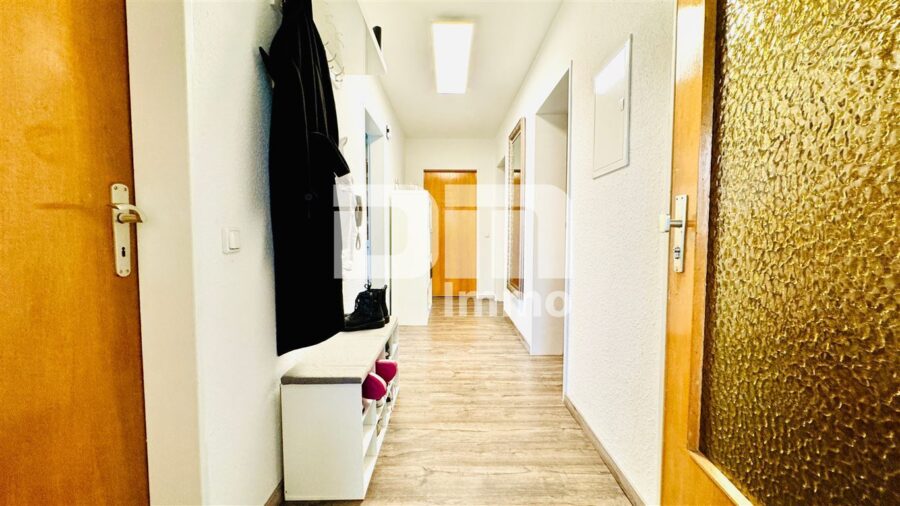 Umfangreich teilsaniertes Dreifamilienhaus mit Garage + PV Anlage und großem Garten - WE2 OG Flur / Diele